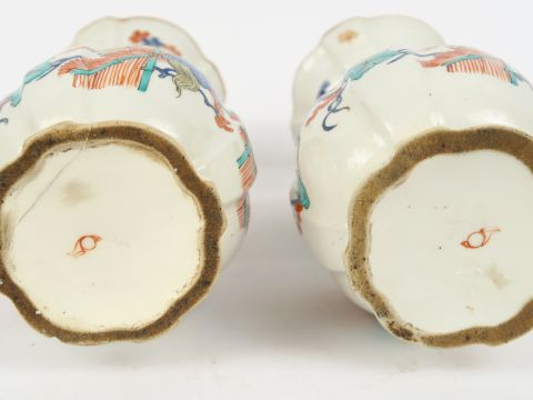 Paire de vases XVIIIème en porcelaine de Chantilly, décor kakiémon. H.