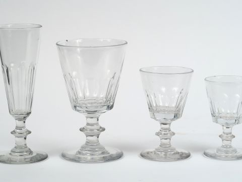 Service de verres en cristal comprenant : 15 flûtes, 9 verres à eau, 1