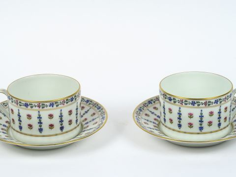 Paire de déjeuners en porcelaine de Limoges à décor de fleurs polychro