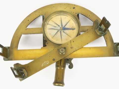 Sextant en laiton signé Lennel à Paris.