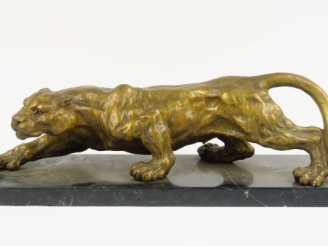 Vente aux enchères LAROCHE "Lionne à l'affut".  Sculpture en bronze à patine médaille, so