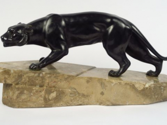 Vente aux enchères J. BRAULT "Lionne à l'affût". Sculpture en bronze à patine noire, socl