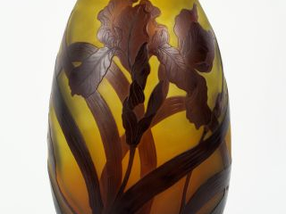 Vente aux enchères GALLE. Vase ovoïde en verre, à décor gravé en camée et à l'acide d'iri