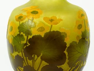 GALLE. Vase ovoïde en verre, à décor gravé en camée et à l'acide de fl