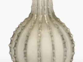 R. LALIQUE. Vase "Dentelé" en verre blanc soufflé-moulé.  Signé. H. : 