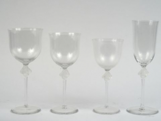 Vente aux enchères LALIQUE France. Service de verres en cristal, modèle "Roxane". Compren