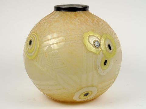 Grand vase boule Art déco en verre à décor gravé et émaillé de motifs 