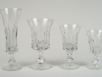 Vente aux enchères DAUM. Partie de service de verres en cristal taillé comprenant : 9 flû