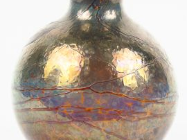 NOVARO. Vase ovoïde en verre irisé brun et bleuté. Signé. H. 20,5 cm