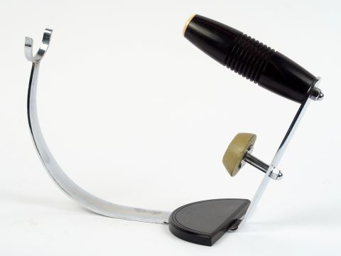 ADNET (Attribué à). Porte bouteille Art déco en métal chromé, ébène de