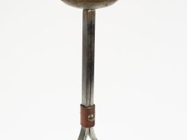 Vente aux enchères ADNET (Attribué à). Cendrier sur pied en fer et cuir. H. 68 cm
