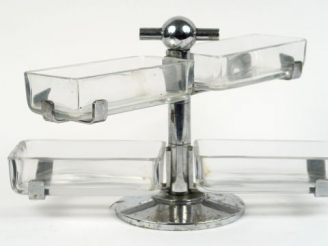 Vente aux enchères Présentoir à hors d'œuvres et métal chromé et verre.