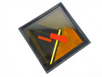 Vente aux enchères Plateau en bois laqué noir, décoré d'une composition abstraite polychr