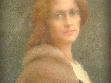 E. LOUP "Portrait de Raymonde Loup".  Pastel, signé en haut à gauche. 