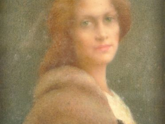 Vente aux enchères E. LOUP "Portrait de Raymonde Loup".  Pastel, signé en haut à gauche. 