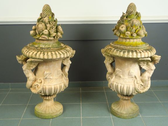 Paire de pots couverts de jardin en terre cuite. H.