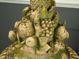 Paire de pots couverts de jardin en terre cuite. H.