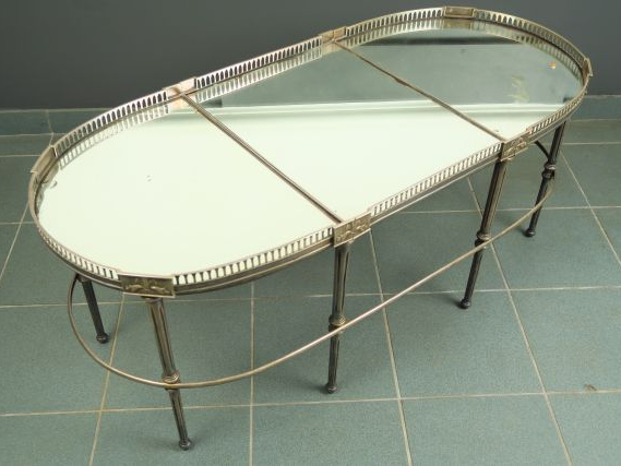 Table basse de style Louis XVI en métal argenté, plateau à galerie et 