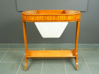 Vente aux enchères Table à ouvrage de style Louis XVI en marqueterie à décor géométriques