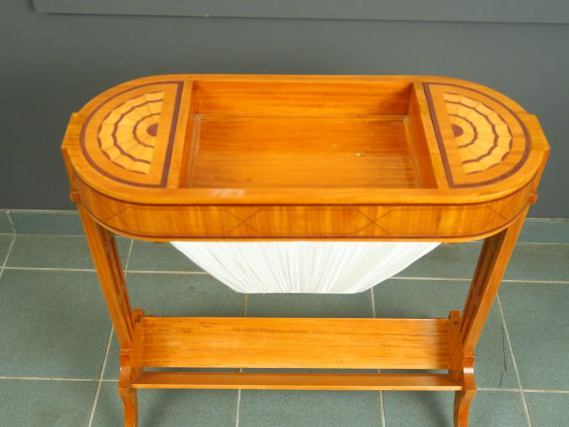 Table à ouvrage de style Louis XVI en marqueterie à décor géométriques