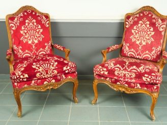 Vente aux enchères Paire de grands fauteuils à dos plat Louis XV, en bois naturel mouluré