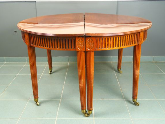 Paire de consoles demi lune de style Louis XVI, en bois sculpté, à déc