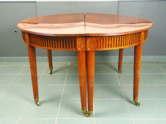 Vente aux enchères Paire de consoles demi lune de style Louis XVI, en bois sculpté, à déc