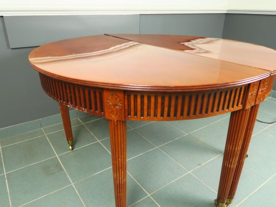 Paire de consoles demi lune de style Louis XVI, en bois sculpté, à déc