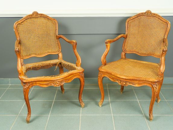 Paire de fauteuils cannés Louis XV, en bois sculpté et mouluré à décor