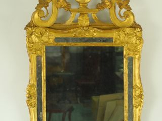 Glace à parecloses XVIIIème en bois doré, fronton ajouré à décor de va