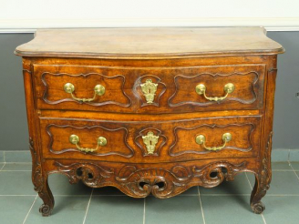 Vente aux enchères Commode provençale Louis XV en noyer, ouvrant à deux tiroirs, dessus b