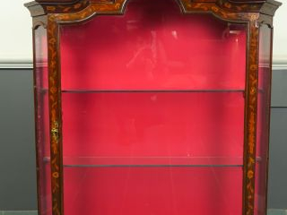 Haut de vitrine hollandaise XVIIIème en marqueterie, à décor de rincea