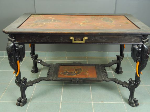 Table de milieu Napoléon III de style Extrême-Orient en bois noirci, p