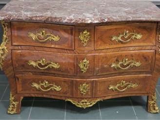 Vente aux enchères Commode Louis XV en marqueterie, ouvrant à quatre tiroirs sur trois ra