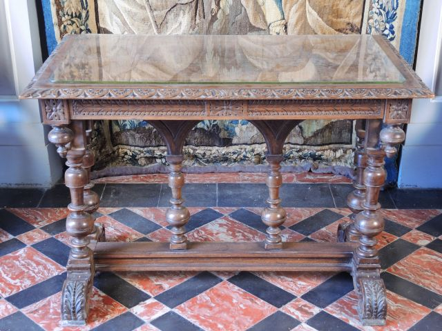 Table d’entre-deux de style Henri II en noyer mouluré et sculpté, pièt