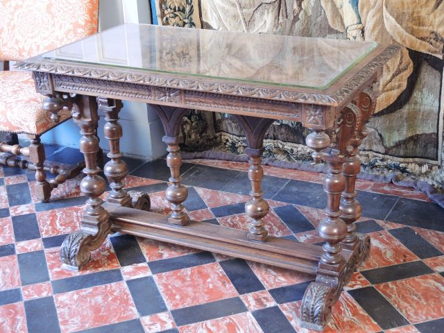Table d’entre-deux de style Henri II en noyer mouluré et sculpté, pièt