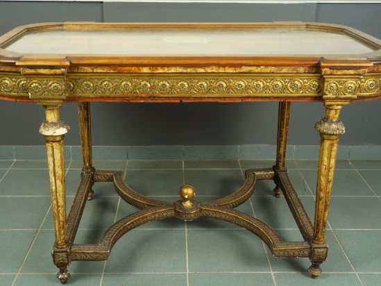 Vitrine plate de style Louis XVI en bois sculpté et doré, à décor d'en