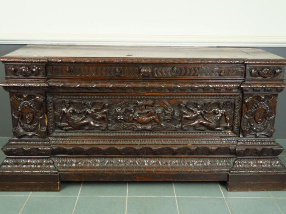 Coffre de style Renaissance en noyer mouluré et sculpté, à décor de ma