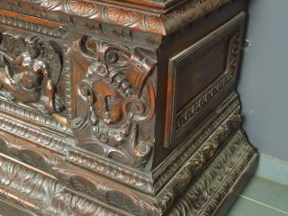 Coffre de style Renaissance en noyer mouluré et sculpté, à décor de ma