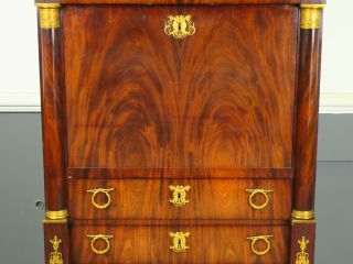 Vente aux enchères Secrétaire Empire dessus marbre noir, ornementation de bronze doré