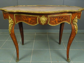 Vente aux enchères Table de milieu Napoléon III en marqueterie, à décor de fleurs et de r