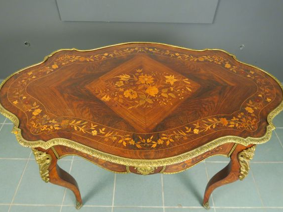 Table de milieu Napoléon III en marqueterie, à décor de fleurs et de r