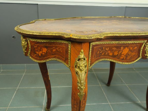 Table de milieu Napoléon III en marqueterie, à décor de fleurs et de r