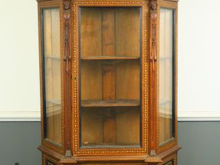 Vente aux enchères Belle vitrine italienne XIXème en marqueterie à décor d'amours, de fle