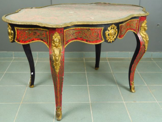 Vente aux enchères Table de milieu Napoléon III en marqueterie Boulle de laiton sur fond 