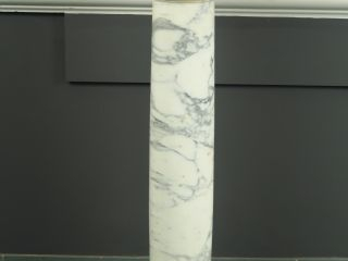 Vente aux enchères Sellette de style Empire en marbre blanc veiné de noir (quelques égren