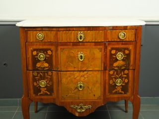 Vente aux enchères Commode transition Louis XV-Louis XVI en marqueterie, à décor de troph