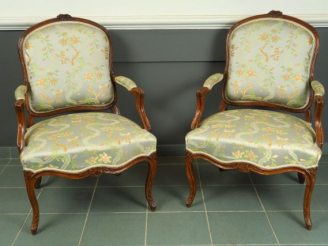 Vente aux enchères Paire de fauteuils à dos plat Louis XV en bois naturel mouluré et scul