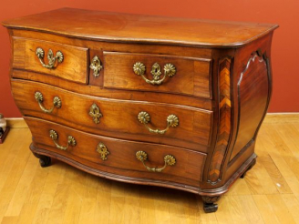 Vente aux enchères Commode tombeau Louis XV en acajou, ouvrant à quatre tiroirs sur trois