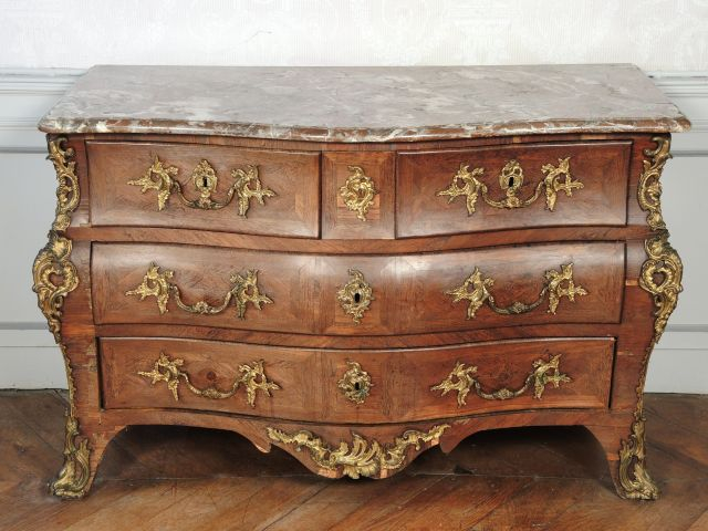 Commode tombeau Louis XV en placage de palissandre, ouvrant à quatre t